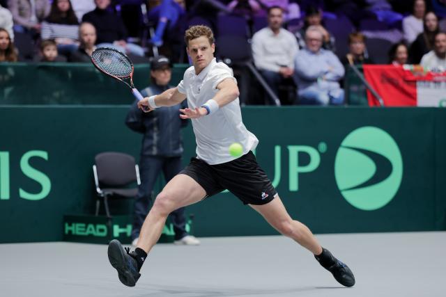 06 February 2026, North Rhine-Westphalia, Duesseldorf: German tennis player Yannick Hanfmann in action against Peru's Gonzalo Bueno during their men's 1st Round match between Germany and Peru at the Davis Cup Qualifying Round. Photo: Rolf Vennenbernd/dpa