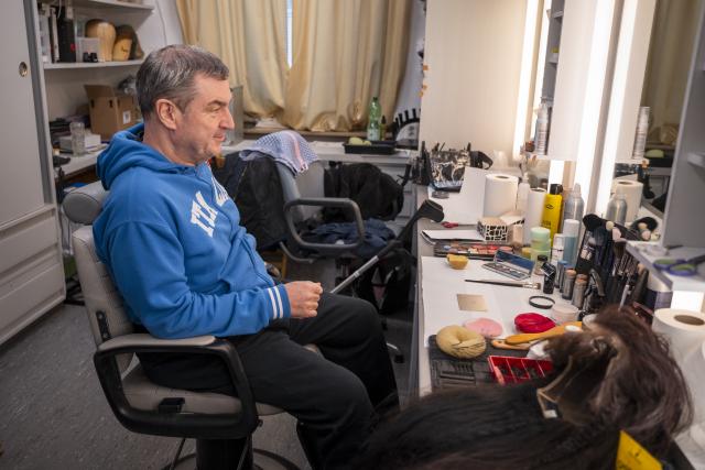 06 February 2026, Bavaria, Nuremberg: Bavaria's Minister-President Markus Soeder (L) is made up by makeup artist Dirk Hirsch for the "Fastnacht in Franken" carnival as the character "William Wallace" from the American historical drama "Braveheart." Photo: Daniel Vogl/dpa