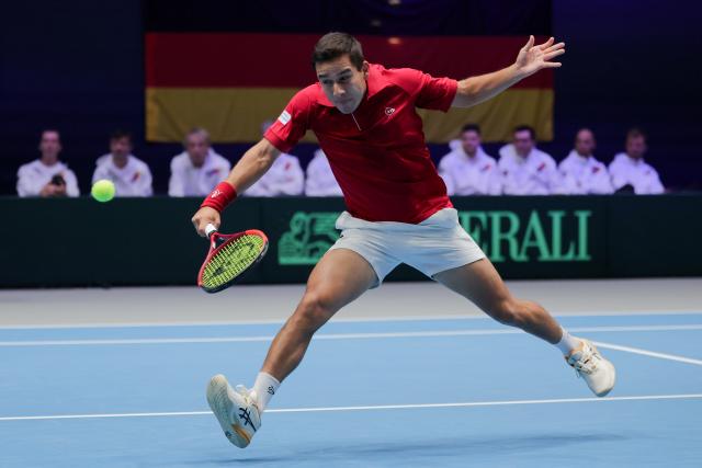 06 February 2026, North Rhine-Westphalia, Duesseldorf: Peruvian tennis player Gonzalo Bueno in action against Germany's Yannick Hanfmann during their men's 1st Round match between Germany and Peru at the Davis Cup Qualifying Round. Photo: Rolf Vennenbernd/dpa
