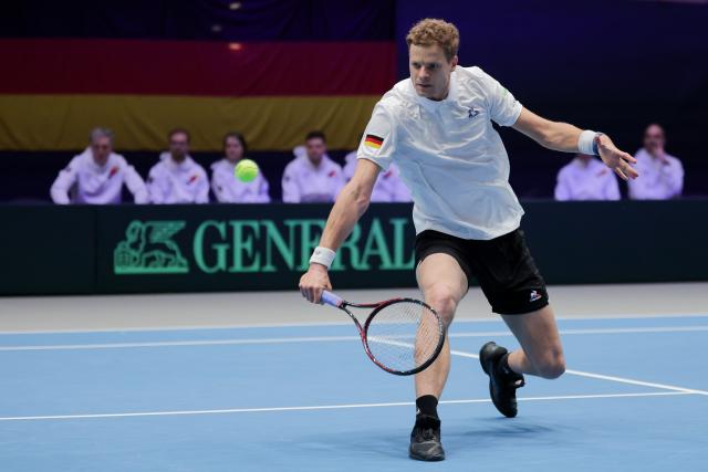 06 February 2026, North Rhine-Westphalia, Duesseldorf: German tennis player Yannick Hanfmann in action against Peru's Gonzalo Bueno during their men's 1st Round match between Germany and Peru at the Davis Cup Qualifying Round. Photo: Rolf Vennenbernd/dpa