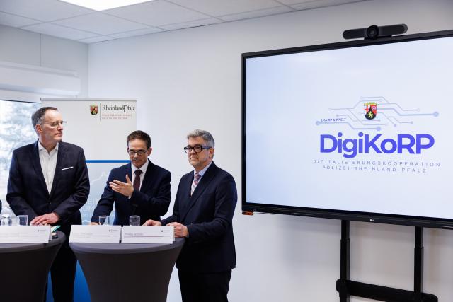 06 February 2026, Rhineland-Palatinate, Mainz: (L-R) Minister of the Interior of Rhineland-Palatinate, President of the State Criminal Police Office Mario Germano and President of the Police Headquarters for Operations, Logistics, and Technology Philipp Roemer speak at the press conference to demonstrate how the detector will be used to recognize and analyze manipulated image content in the future. Photo: Hannes P. Albert/dpa