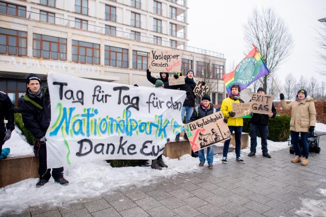 06 February 2026, Lower Saxony, Wilhelmshaven: Activists from Fridays for Future stand with posters and banners in front of a hotel where the anniversary ceremony for the Lower Saxony Wadden Sea National Park is taking place in the afternoon. On January 1, 1986, the ordinance establishing the Lower Saxony Wadden Sea National Park came into force. Photo: Hauke-Christian Dittrich/dpa