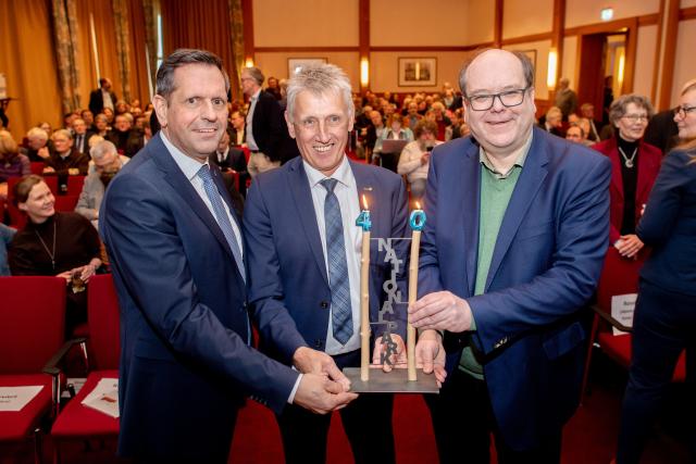 06 February 2026, Lower Saxony, Wilhelmshaven: (L-R) Minister President of Lower Saxony Olaf Lies, Director of the Lower Saxony Wadden Sea National Park Administration Peter Suedbeck and Minister of the Environment in Lower Saxony Christian Meyer hold a model sign with the inscription "National Park" in their hands before the start of a ceremony to mark the anniversary of the Lower Saxony Wadden Sea National Park. In January 1986, the ordinance establishing the Lower Saxony Wadden Sea National Park came into force. Photo: Hauke-Christian Dittrich/dpa