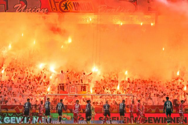 06 February 2026, Berlin: Union Berlin fans donned white rain capes and set off pyrotechnics during their choreographed display before the German Bundesliga soccer match between 1. FC Union Berlin and Eintracht Frankfurt at An der Alten Försterei. Photo: Soeren Stache/dpa - WICHTIGER HINWEIS: Gemäß den Vorgaben der DFL Deutsche Fußball Liga bzw. des DFB Deutscher Fußball-Bund ist es untersagt, in dem Stadion und/oder vom Spiel angefertigte Fotoaufnahmen in Form von Sequenzbildern und/oder videoähnlichen Fotostrecken zu verwerten bzw. verwerten zu lassen.