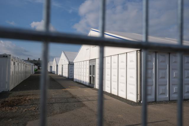 FILED - 18 November 2023, Saxony, Leipzig: A view of a refugee shelter in Leipzig. Attacks against refugees continue unabated in Germany, with 204 crimes recorded in the fourth quarter of 2025 outside of refugee shelters, data from the Interior Ministry showed on Friday. Photo: Sebastian Willnow/dpa