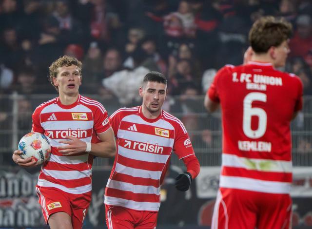 06 February 2026, Berlin: Union Berlin's Leopold Querfeld (L) celebrates scoring his side's first goal during the German Bundesliga soccer match between 1. FC Union Berlin and Eintracht Frankfurt at An der Alten Försterei. Photo: Soeren Stache/dpa - WICHTIGER HINWEIS: Gemäß den Vorgaben der DFL Deutsche Fußball Liga bzw. des DFB Deutscher Fußball-Bund ist es untersagt, in dem Stadion und/oder vom Spiel angefertigte Fotoaufnahmen in Form von Sequenzbildern und/oder videoähnlichen Fotostrecken zu verwerten bzw. verwerten zu lassen.