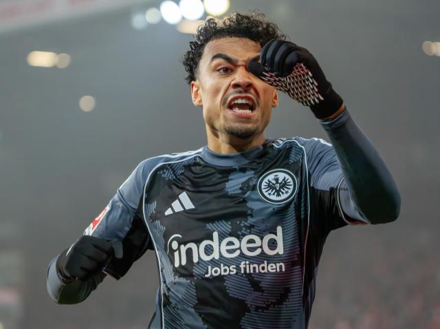 06 February 2026, Berlin: Eintracht Frankfurt's Nathaniel Brown celebrates scoring his side's first goal during the German Bundesliga soccer match between 1. FC Union Berlin and Eintracht Frankfurt at An der Alten Försterei. Photo: Soeren Stache/dpa - WICHTIGER HINWEIS: Gemäß den Vorgaben der DFL Deutsche Fußball Liga bzw. des DFB Deutscher Fußball-Bund ist es untersagt, in dem Stadion und/oder vom Spiel angefertigte Fotoaufnahmen in Form von Sequenzbildern und/oder videoähnlichen Fotostrecken zu verwerten bzw. verwerten zu lassen.