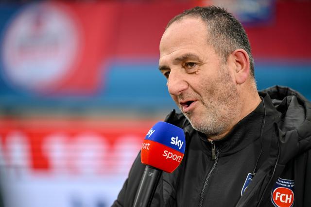 07 February 2026, Baden-Wuerttemberg, Heidenheim: Heidenheim coach Frank Schmidt gives a TV interview prior to the start of the German Bundesliga soccer match between 1. FC Heidenheim and Hamburger SV at Voith Arena. Photo: Harry Langer/dpa - WICHTIGER HINWEIS: Gemäß den Vorgaben der DFL Deutsche Fußball Liga bzw. des DFB Deutscher Fußball-Bund ist es untersagt, in dem Stadion und/oder vom Spiel angefertigte Fotoaufnahmen in Form von Sequenzbildern und/oder videoähnlichen Fotostrecken zu verwerten bzw. verwerten zu lassen.