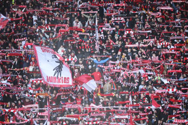 07 February 2026, Baden-Wuerttemberg, Freiburg im Breisgau: SC Freiburg fans hold their scarves aloft prior to the start of the German Bundesliga soccer match between SC Freiburg and Werder Bremen at Europa-Park Stadium. Photo: Philipp von Ditfurth/dpa - WICHTIGER HINWEIS: Gemäß den Vorgaben der DFL Deutsche Fußball Liga bzw. des DFB Deutscher Fußball-Bund ist es untersagt, in dem Stadion und/oder vom Spiel angefertigte Fotoaufnahmen in Form von Sequenzbildern und/oder videoähnlichen Fotostrecken zu verwerten bzw. verwerten zu lassen.
