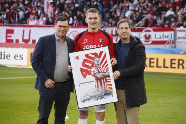 07 February 2026, Baden-Wuerttemberg, Freiburg im Breisgau: Chief Financial Officer, Organization and Marketing at SC Freiburg Oliver Leki (L) and Freiburg Chief Sports Officer Jochen Saier (R) honor Matthias Ginter for his 400th Bundesliga game prior to the start of the German Bundesliga soccer match between SC Freiburg and Werder Bremen at Europa-Park Stadium. Photo: Philipp von Ditfurth/dpa - WICHTIGER HINWEIS: Gemäß den Vorgaben der DFL Deutsche Fußball Liga bzw. des DFB Deutscher Fußball-Bund ist es untersagt, in dem Stadion und/oder vom Spiel angefertigte Fotoaufnahmen in Form von Sequenzbildern und/oder videoähnlichen Fotostrecken zu verwerten bzw. verwerten zu lassen.