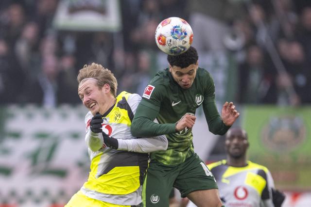 07 February 2026, Lower Saxony, Wolfsburg: Wolfsburg's Kevin Paredes (R) and Borussia Dortmund's Julian Brandt battle for the ball during the German Bundesliga soccer match between VfL Wolfsburg and Borussia Dortmund at Volkswagen Arena. Photo: David Inderlied/dpa - WICHTIGER HINWEIS: Gemäß den Vorgaben der DFL Deutsche Fußball Liga bzw. des DFB Deutscher Fußball-Bund ist es untersagt, in dem Stadion und/oder vom Spiel angefertigte Fotoaufnahmen in Form von Sequenzbildern und/oder videoähnlichen Fotostrecken zu verwerten bzw. verwerten zu lassen.