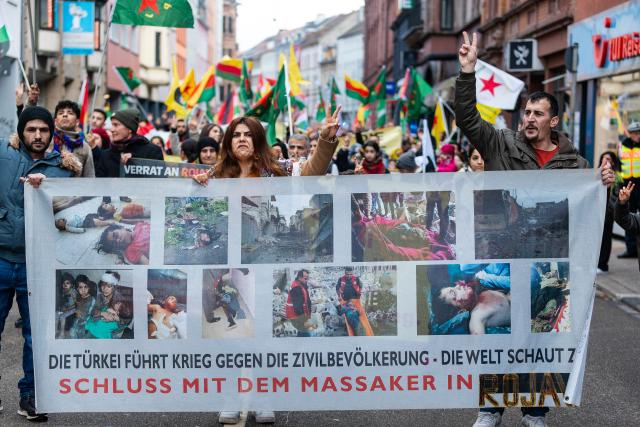 07 February 2026, Saarland, Saarbruecken: People gather at Landwehrplatz to protest against the ongoing bombardment of the Kurdish city of Kobane in northern Syria. Photo: Laszlo Pinter/dpa