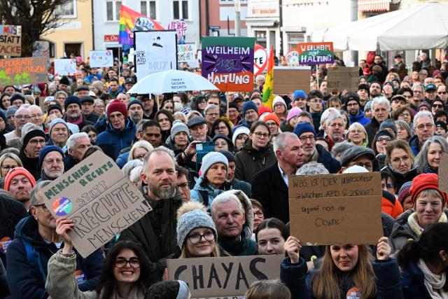 07 February 2026, Bavaria, Weilheim: Demonstrators stand on Marienplatz during the demonstration organized by the alliance "Wir in Weilheim" (We in Weilheim) for democracy and human dignity and against a planned Alternative for Germany (AfD). Photo: Felix Hörhager/dpa