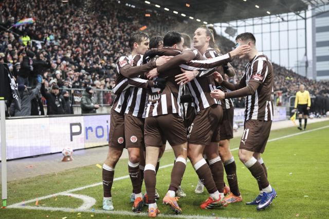 07 February 2026, Hamburg: St. Pauli's Manolis Saliakas (C) celebrates scoring his side's first goal with teammates during the German Bundesliga soccer match between FC St. Pauli and VfB Stuttgart at Millerntor Stadium. Photo: Christian Charisius/dpa - WICHTIGER HINWEIS: Gemäß den Vorgaben der DFL Deutsche Fußball Liga bzw. des DFB Deutscher Fußball-Bund ist es untersagt, in dem Stadion und/oder vom Spiel angefertigte Fotoaufnahmen in Form von Sequenzbildern und/oder videoähnlichen Fotostrecken zu verwerten bzw. verwerten zu lassen.