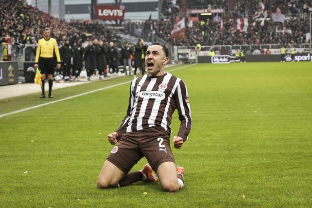 07 February 2026, Hamburg: St. Pauli's Manolis Saliakas celebrates scoring his side's first goal during the German Bundesliga soccer match between FC St. Pauli and VfB Stuttgart at Millerntor Stadium. Photo: Christian Charisius/dpa - WICHTIGER HINWEIS: Gemäß den Vorgaben der DFL Deutsche Fußball Liga bzw. des DFB Deutscher Fußball-Bund ist es untersagt, in dem Stadion und/oder vom Spiel angefertigte Fotoaufnahmen in Form von Sequenzbildern und/oder videoähnlichen Fotostrecken zu verwerten bzw. verwerten zu lassen.