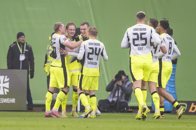 07 February 2026, Lower Saxony, Wolfsburg: Borussia Dortmund's Julian Brandt (2nd L) celebrate scoring his side's first goal with teammates during the German Bundesliga soccer match between VfL Wolfsburg and Borussia Dortmund at Volkswagen Arena. Photo: David Inderlied/dpa - WICHTIGER HINWEIS: Gemäß den Vorgaben der DFL Deutsche Fußball Liga bzw. des DFB Deutscher Fußball-Bund ist es untersagt, in dem Stadion und/oder vom Spiel angefertigte Fotoaufnahmen in Form von Sequenzbildern und/oder videoähnlichen Fotostrecken zu verwerten bzw. verwerten zu lassen.