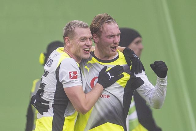 07 February 2026, Lower Saxony, Wolfsburg: Borussia Dortmund's Julian Brandt (R) celebrate scoring his side's first goal with teammate Julian Ryerson during the German Bundesliga soccer match between VfL Wolfsburg and Borussia Dortmund at Volkswagen Arena. Photo: David Inderlied/dpa - WICHTIGER HINWEIS: Gemäß den Vorgaben der DFL Deutsche Fußball Liga bzw. des DFB Deutscher Fußball-Bund ist es untersagt, in dem Stadion und/oder vom Spiel angefertigte Fotoaufnahmen in Form von Sequenzbildern und/oder videoähnlichen Fotostrecken zu verwerten bzw. verwerten zu lassen.