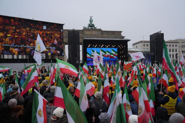 07 February 2026, Berlin: Demonstrators with posters and banners at the Brandenburg Gate during a protest against the government in Tehran and show solidarity with the popular uprising in Iran. Photo: Manuel Genolet/dpa