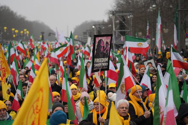 07 February 2026, Berlin: Demonstrators with posters and banners at the Brandenburg Gate during a protest against the government in Tehran and show solidarity with the popular uprising in Iran. Photo: Manuel Genolet/dpa