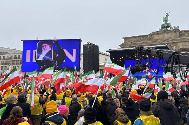 07 February 2026, Berlin: Demonstrators with posters and banners at the Brandenburg Gate during a protest against the government in Tehran and show solidarity with the popular uprising in Iran. Photo: Ole Rockrohr/dpa
