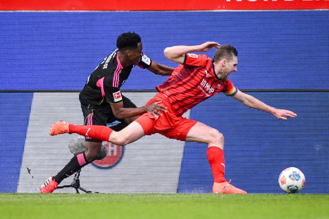 07 February 2026, Baden-Wuerttemberg, Heidenheim: Hamburger's Albert Lokonga (L) and Heidenheim's Patrick Mainka battle for the ball during the German Bundesliga soccer match between 1. FC Heidenheim and Hamburger SV at Voith Arena. Photo: Harry Langer/dpa - WICHTIGER HINWEIS: Gemäß den Vorgaben der DFL Deutsche Fußball Liga bzw. des DFB Deutscher Fußball-Bund ist es untersagt, in dem Stadion und/oder vom Spiel angefertigte Fotoaufnahmen in Form von Sequenzbildern und/oder videoähnlichen Fotostrecken zu verwerten bzw. verwerten zu lassen.