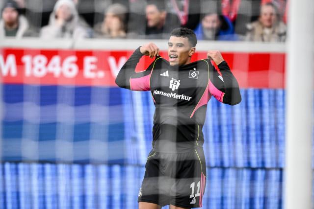 07 February 2026, Baden-Wuerttemberg, Heidenheim: Hamburger's Ransford Koenigsdoerffer celebrates scoring his side's first goal during the German Bundesliga soccer match between 1. FC Heidenheim and Hamburger SV at Voith Arena. Photo: Harry Langer/dpa - WICHTIGER HINWEIS: Gemäß den Vorgaben der DFL Deutsche Fußball Liga bzw. des DFB Deutscher Fußball-Bund ist es untersagt, in dem Stadion und/oder vom Spiel angefertigte Fotoaufnahmen in Form von Sequenzbildern und/oder videoähnlichen Fotostrecken zu verwerten bzw. verwerten zu lassen.