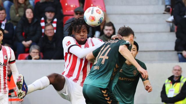 07 February 2026, Baden-Wuerttemberg, Freiburg im Breisgau: Freiburg's Johan Manzambi (L) and Werder Bremen's Senne Lynen battle for the ball during the German Bundesliga soccer match between SC Freiburg and Werder Bremen at Europa-Park Stadium. Photo: Philipp von Ditfurth/dpa - WICHTIGER HINWEIS: Gemäß den Vorgaben der DFL Deutsche Fußball Liga bzw. des DFB Deutscher Fußball-Bund ist es untersagt, in dem Stadion und/oder vom Spiel angefertigte Fotoaufnahmen in Form von Sequenzbildern und/oder videoähnlichen Fotostrecken zu verwerten bzw. verwerten zu lassen.