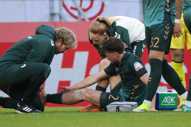 07 February 2026, Baden-Wuerttemberg, Freiburg im Breisgau: Werder Bremen's Olivier Deman receives treatment during the German Bundesliga soccer match between SC Freiburg and Werder Bremen at Europa-Park Stadium. Photo: Philipp von Ditfurth/dpa - WICHTIGER HINWEIS: Gemäß den Vorgaben der DFL Deutsche Fußball Liga bzw. des DFB Deutscher Fußball-Bund ist es untersagt, in dem Stadion und/oder vom Spiel angefertigte Fotoaufnahmen in Form von Sequenzbildern und/oder videoähnlichen Fotostrecken zu verwerten bzw. verwerten zu lassen.