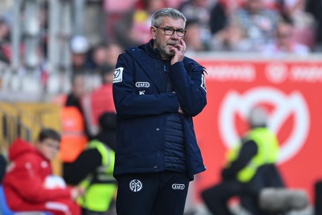 07 February 2026, Rhineland-Palatinate, Mainz: Mainz coach Urs Fischer reacts on the sideline during the German Bundesliga soccer match between FSV Mainz 05 and FC Augsburg at Mewa Arena. Photo: Florian Wiegand/dpa - WICHTIGER HINWEIS: Gemäß den Vorgaben der DFL Deutsche Fußball Liga bzw. des DFB Deutscher Fußball-Bund ist es untersagt, in dem Stadion und/oder vom Spiel angefertigte Fotoaufnahmen in Form von Sequenzbildern und/oder videoähnlichen Fotostrecken zu verwerten bzw. verwerten zu lassen.