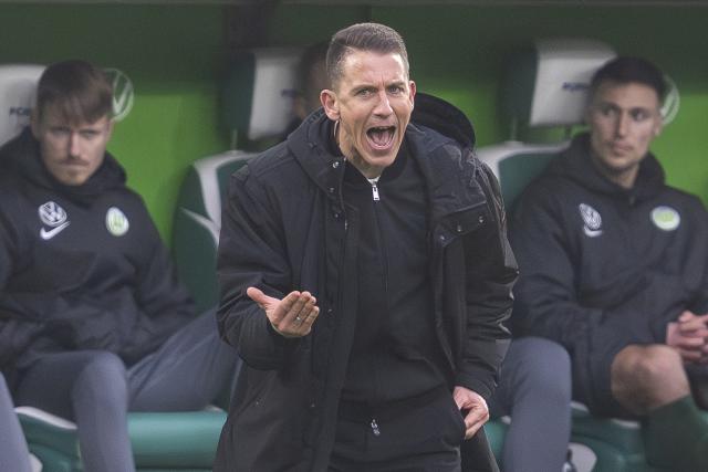 07 February 2026, Lower Saxony, Wolfsburg: Wolfsburg coach Daniel Bauer gestures on the touchline during the German Bundesliga soccer match between VfL Wolfsburg and Borussia Dortmund at Volkswagen Arena. Photo: David Inderlied/dpa - WICHTIGER HINWEIS: Gemäß den Vorgaben der DFL Deutsche Fußball Liga bzw. des DFB Deutscher Fußball-Bund ist es untersagt, in dem Stadion und/oder vom Spiel angefertigte Fotoaufnahmen in Form von Sequenzbildern und/oder videoähnlichen Fotostrecken zu verwerten bzw. verwerten zu lassen.