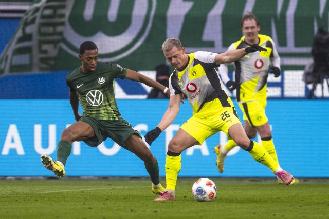 07 February 2026, Lower Saxony, Wolfsburg: Borussia Dortmund's Julian Ryerson (R) and Wolfsburg's Jeanuel Belocian battle for the ball during the German Bundesliga soccer match between VfL Wolfsburg and Borussia Dortmund at Volkswagen Arena. Photo: David Inderlied/dpa - WICHTIGER HINWEIS: Gemäß den Vorgaben der DFL Deutsche Fußball Liga bzw. des DFB Deutscher Fußball-Bund ist es untersagt, in dem Stadion und/oder vom Spiel angefertigte Fotoaufnahmen in Form von Sequenzbildern und/oder videoähnlichen Fotostrecken zu verwerten bzw. verwerten zu lassen.