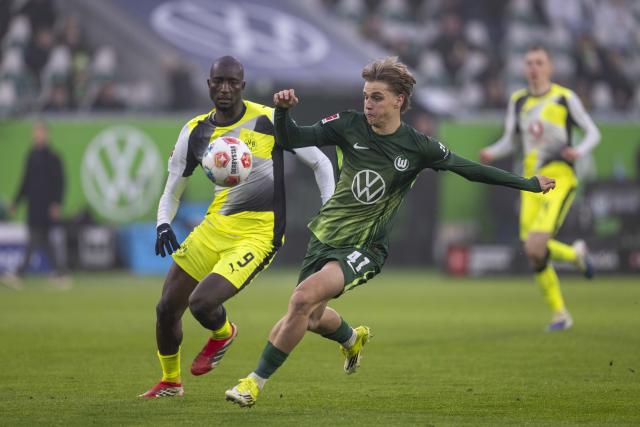 07 February 2026, Lower Saxony, Wolfsburg: Borussia Dortmund's Serhou Guirassy (L) and Wolfsburg's Jan Buerger battle for the ball during the German Bundesliga soccer match between VfL Wolfsburg and Borussia Dortmund at Volkswagen Arena. Photo: David Inderlied/dpa - WICHTIGER HINWEIS: Gemäß den Vorgaben der DFL Deutsche Fußball Liga bzw. des DFB Deutscher Fußball-Bund ist es untersagt, in dem Stadion und/oder vom Spiel angefertigte Fotoaufnahmen in Form von Sequenzbildern und/oder videoähnlichen Fotostrecken zu verwerten bzw. verwerten zu lassen.