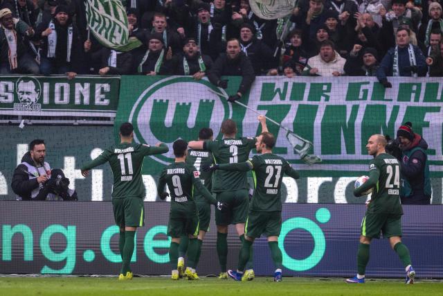 07 February 2026, Lower Saxony, Wolfsburg: Wolfsburg players celebrate their side's first goal during the German Bundesliga soccer match between VfL Wolfsburg and Borussia Dortmund at Volkswagen Arena. Photo: David Inderlied/dpa - WICHTIGER HINWEIS: Gemäß den Vorgaben der DFL Deutsche Fußball Liga bzw. des DFB Deutscher Fußball-Bund ist es untersagt, in dem Stadion und/oder vom Spiel angefertigte Fotoaufnahmen in Form von Sequenzbildern und/oder videoähnlichen Fotostrecken zu verwerten bzw. verwerten zu lassen.