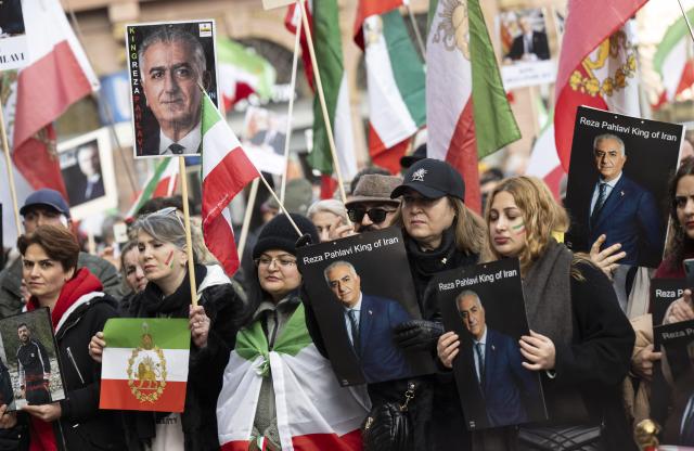 07 February 2026, Hesse, Frankfurt_Main: People take part in a demonstration in downtown Frankfurt against the government in Tehran and in solidarity with the popular uprising in Iran. Photo: Boris Roessler/dpa