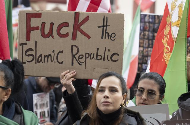 07 February 2026, Hesse, Frankfurt_Main: People take part in a demonstration in downtown Frankfurt against the government in Tehran and in solidarity with the popular uprising in Iran. Photo: Boris Roessler/dpa