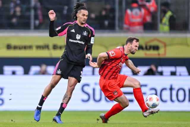 07 February 2026, Baden-Wuerttemberg, Heidenheim: Hamburger's Damion Downs (L) and Heidenheim's Benedikt Gimber battle for the ball during the German Bundesliga soccer match between 1. FC Heidenheim and Hamburger SV at Voith Arena. Photo: Harry Langer/dpa - WICHTIGER HINWEIS: Gemäß den Vorgaben der DFL Deutsche Fußball Liga bzw. des DFB Deutscher Fußball-Bund ist es untersagt, in dem Stadion und/oder vom Spiel angefertigte Fotoaufnahmen in Form von Sequenzbildern und/oder videoähnlichen Fotostrecken zu verwerten bzw. verwerten zu lassen.