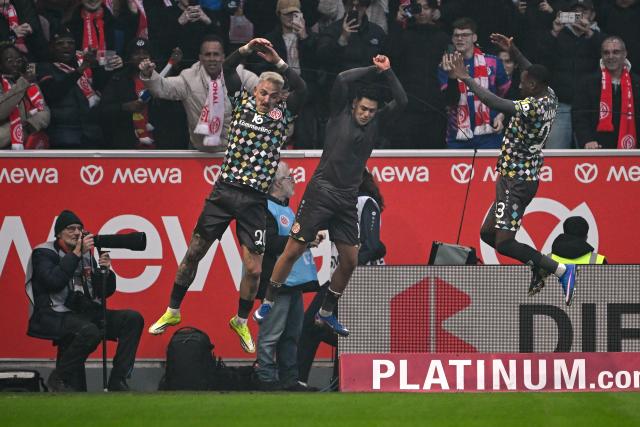 07 February 2026, Rhineland-Palatinate, Mainz: Mainz's Nadiem Amiri (C) celebrates scoring his side's second goal with teammnates Phillip Tietz and Sheraldo Becker during the German Bundesliga soccer match between FSV Mainz 05 and FC Augsburg at Mewa Arena. Photo: Florian Wiegand/dpa - WICHTIGER HINWEIS: Gemäß den Vorgaben der DFL Deutsche Fußball Liga bzw. des DFB Deutscher Fußball-Bund ist es untersagt, in dem Stadion und/oder vom Spiel angefertigte Fotoaufnahmen in Form von Sequenzbildern und/oder videoähnlichen Fotostrecken zu verwerten bzw. verwerten zu lassen.