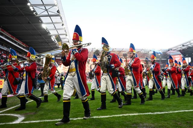 07 February 2026, Rhineland-Palatinate, Mainz: Colorful musical parade across the field during the German Bundesliga soccer match between FSV Mainz 05 and FC Augsburg at Mewa Arena. Photo: Florian Wiegand/dpa - WICHTIGER HINWEIS: Gemäß den Vorgaben der DFL Deutsche Fußball Liga bzw. des DFB Deutscher Fußball-Bund ist es untersagt, in dem Stadion und/oder vom Spiel angefertigte Fotoaufnahmen in Form von Sequenzbildern und/oder videoähnlichen Fotostrecken zu verwerten bzw. verwerten zu lassen.