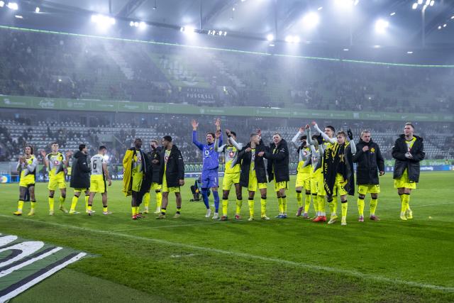 07 February 2026, Lower Saxony, Wolfsburg: Dortmund players celebrate after the German Bundesliga soccer match between VfL Wolfsburg and Borussia Dortmund at Volkswagen Arena. Photo: David Inderlied/dpa - WICHTIGER HINWEIS: Gemäß den Vorgaben der DFL Deutsche Fußball Liga bzw. des DFB Deutscher Fußball-Bund ist es untersagt, in dem Stadion und/oder vom Spiel angefertigte Fotoaufnahmen in Form von Sequenzbildern und/oder videoähnlichen Fotostrecken zu verwerten bzw. verwerten zu lassen.