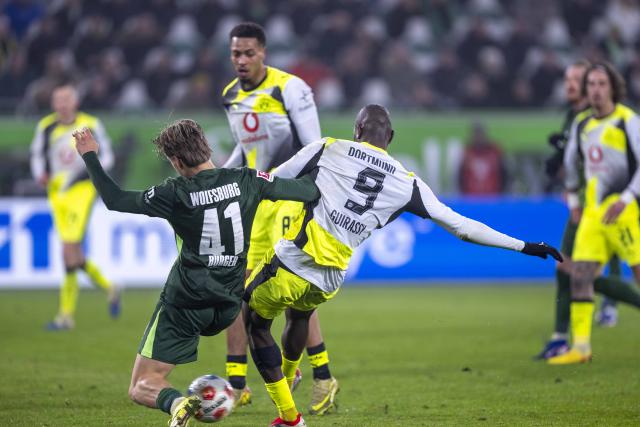 07 February 2026, Lower Saxony, Wolfsburg: Borussia Dortmund's Serhou Guirassy (R) scores his side's second goal during the German Bundesliga soccer match between VfL Wolfsburg and Borussia Dortmund at Volkswagen Arena. Photo: David Inderlied/dpa - WICHTIGER HINWEIS: Gemäß den Vorgaben der DFL Deutsche Fußball Liga bzw. des DFB Deutscher Fußball-Bund ist es untersagt, in dem Stadion und/oder vom Spiel angefertigte Fotoaufnahmen in Form von Sequenzbildern und/oder videoähnlichen Fotostrecken zu verwerten bzw. verwerten zu lassen.