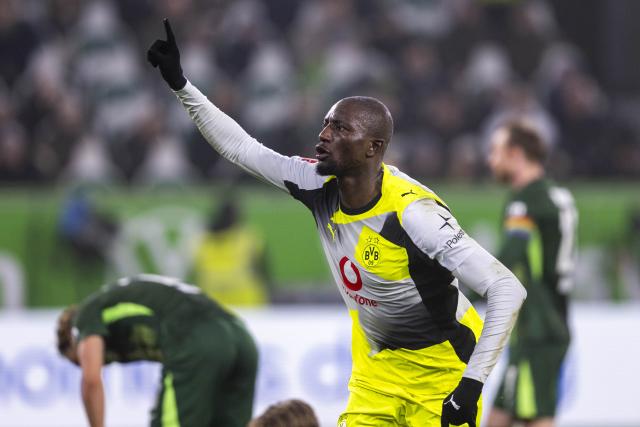 07 February 2026, Lower Saxony, Wolfsburg: Borussia Dortmund's Serhou Guirassy celebrates scoring his side's second goal during the German Bundesliga soccer match between VfL Wolfsburg and Borussia Dortmund at Volkswagen Arena. Photo: David Inderlied/dpa - WICHTIGER HINWEIS: Gemäß den Vorgaben der DFL Deutsche Fußball Liga bzw. des DFB Deutscher Fußball-Bund ist es untersagt, in dem Stadion und/oder vom Spiel angefertigte Fotoaufnahmen in Form von Sequenzbildern und/oder videoähnlichen Fotostrecken zu verwerten bzw. verwerten zu lassen.