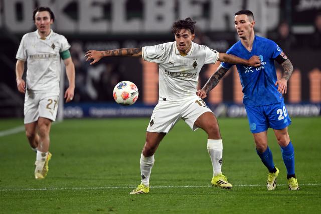 07 February 2026, North Rhine-Westphalia, Moenchengladbach: Borussia Moenchengladbach's Jens Castrop (C) and Bayer Leverkusen's Alex Grimaldo (R) battle for the ball during the German Bundesliga soccer match between Borussia Moenchengladbach and Bayer Leverkusen at Borussia-Park Stadium. Photo: Federico Gambarini/dpa - WICHTIGER HINWEIS: Gemäß den Vorgaben der DFL Deutsche Fußball Liga bzw. des DFB Deutscher Fußball-Bund ist es untersagt, in dem Stadion und/oder vom Spiel angefertigte Fotoaufnahmen in Form von Sequenzbildern und/oder videoähnlichen Fotostrecken zu verwerten bzw. verwerten zu lassen.