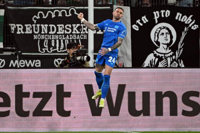 07 February 2026, North Rhine-Westphalia, Moenchengladbach: Bayer Leverkusen's Aleix Garcia celebrates scoring his side's first goal during the German Bundesliga soccer match between Borussia Moenchengladbach and Bayer Leverkusen at Borussia-Park Stadium. Photo: Federico Gambarini/dpa - WICHTIGER HINWEIS: Gemäß den Vorgaben der DFL Deutsche Fußball Liga bzw. des DFB Deutscher Fußball-Bund ist es untersagt, in dem Stadion und/oder vom Spiel angefertigte Fotoaufnahmen in Form von Sequenzbildern und/oder videoähnlichen Fotostrecken zu verwerten bzw. verwerten zu lassen.