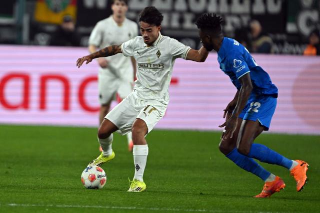 07 February 2026, North Rhine-Westphalia, Moenchengladbach: Borussia Moenchengladbach's Jens Castrop (L) and Bayer Leverkusen's Edmond Tapsoba battle for the ball during the German Bundesliga soccer match between Borussia Moenchengladbach and Bayer Leverkusen at Borussia-Park Stadium. Photo: Federico Gambarini/dpa - WICHTIGER HINWEIS: Gemäß den Vorgaben der DFL Deutsche Fußball Liga bzw. des DFB Deutscher Fußball-Bund ist es untersagt, in dem Stadion und/oder vom Spiel angefertigte Fotoaufnahmen in Form von Sequenzbildern und/oder videoähnlichen Fotostrecken zu verwerten bzw. verwerten zu lassen.