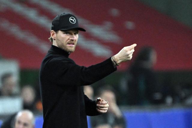 07 February 2026, North Rhine-Westphalia, Moenchengladbach: Moenchengladbach Coach Eugen Polanski gestures on the sideline during the German Bundesliga soccer match between Borussia Moenchengladbach and Bayer Leverkusen at Borussia-Park Stadium. Photo: Federico Gambarini/dpa - WICHTIGER HINWEIS: Gemäß den Vorgaben der DFL Deutsche Fußball Liga bzw. des DFB Deutscher Fußball-Bund ist es untersagt, in dem Stadion und/oder vom Spiel angefertigte Fotoaufnahmen in Form von Sequenzbildern und/oder videoähnlichen Fotostrecken zu verwerten bzw. verwerten zu lassen.