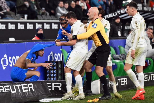 07 February 2026, North Rhine-Westphalia, Moenchengladbach: Borussia Moenchengladbach's Kevin Stpeger (2nd L) clashes with Bayer Leverkusen's Exequiel Palacios during the German Bundesliga soccer match between Borussia Moenchengladbach and Bayer Leverkusen at Borussia-Park Stadium. Photo: Federico Gambarini/dpa - WICHTIGER HINWEIS: Gemäß den Vorgaben der DFL Deutsche Fußball Liga bzw. des DFB Deutscher Fußball-Bund ist es untersagt, in dem Stadion und/oder vom Spiel angefertigte Fotoaufnahmen in Form von Sequenzbildern und/oder videoähnlichen Fotostrecken zu verwerten bzw. verwerten zu lassen.