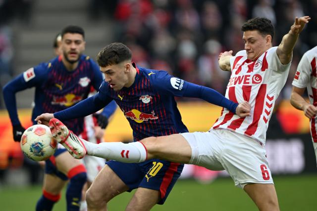 08 February 2026, North Rhine-Westphalia, Cologne: Cologne's Eric Martel (R) and Leipzig's Brajan Gruda (C) battle for the ball during the German Bundesliga soccer match between 1.FC Cologne and RB Leipzig at RheinEnergieStadion. Photo: Federico Gambarini/dpa - IMPORTANT NOTICE: DFL and DFB regulations prohibit any use of photographs as image sequences and/or quasi-video.