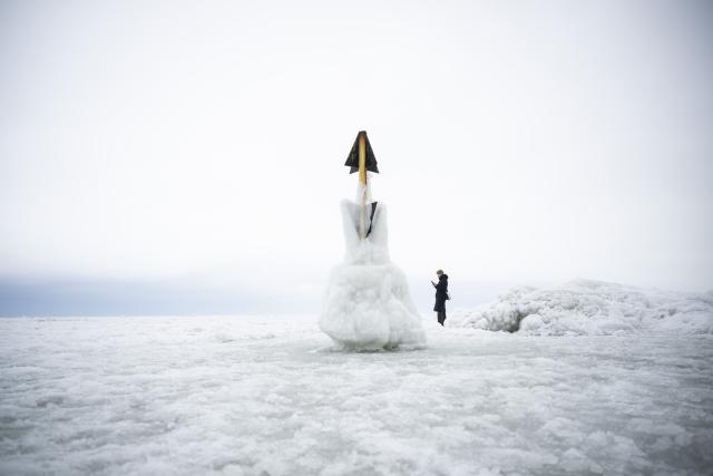 08 February 2026, Mecklenburg-Western Pomerania, Sellin: An icy buoy stands on the frozen Baltic Sea near Sellin on the island of Ruegen. Photo: Philip Dulian/dpa