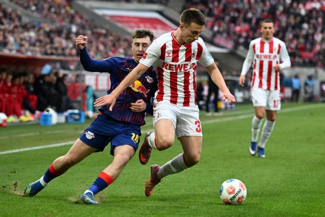 08 February 2026, North Rhine-Westphalia, Cologne: Cologne's Kristoffer Lund (C) and Leipzig's Brajan Gruda battle for the ball during the German Bundesliga soccer match between 1.FC Cologne and RB Leipzig at RheinEnergieStadion. Photo: Federico Gambarini/dpa - IMPORTANT NOTICE: DFL and DFB regulations prohibit any use of photographs as image sequences and/or quasi-video.
