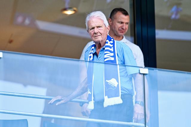 FILED - 20 September 2025, Baden-Wuerttemberg, Sinsheim: Patron Dietmar Hopp enters the stadium's spectator box during the German Bundesliga soccer match between TSG 1899 Hoffenheim and Bayern Munich at the PreZero Arena. Hopp has reacted with incomprehension to the possible demotion of managing director  Andreas Schicker. Photo: Uwe Anspach/dpa